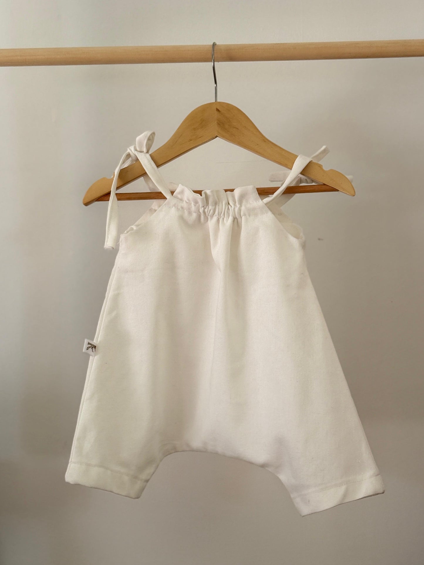 Jardinera tirantes blanca